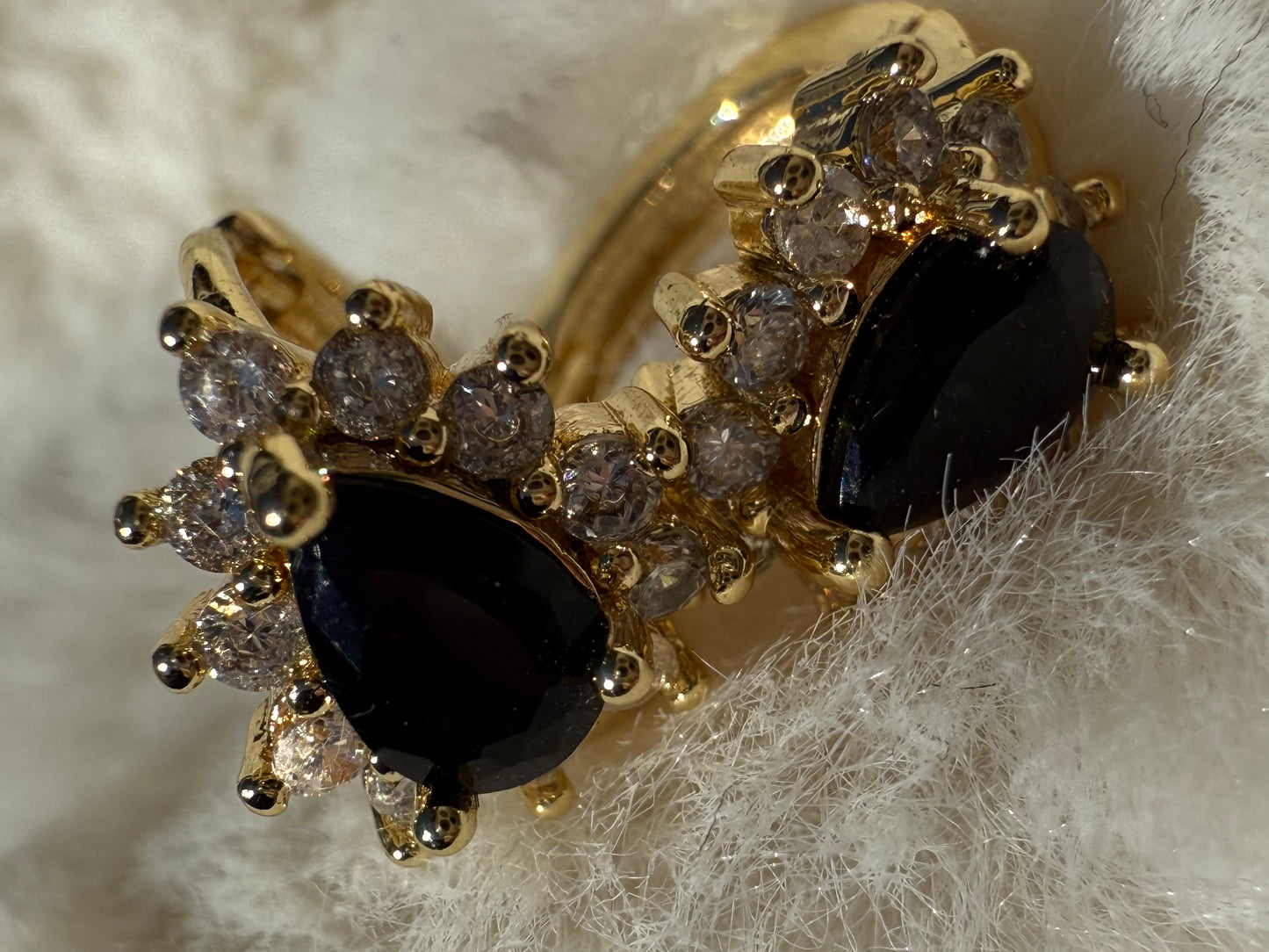 Aros Circón Gota Negro 24K