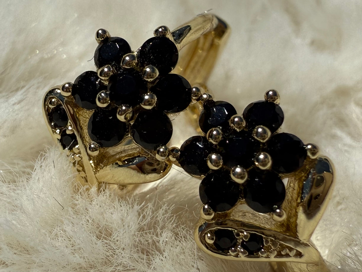 Aros de Flor Circón Negro 24K