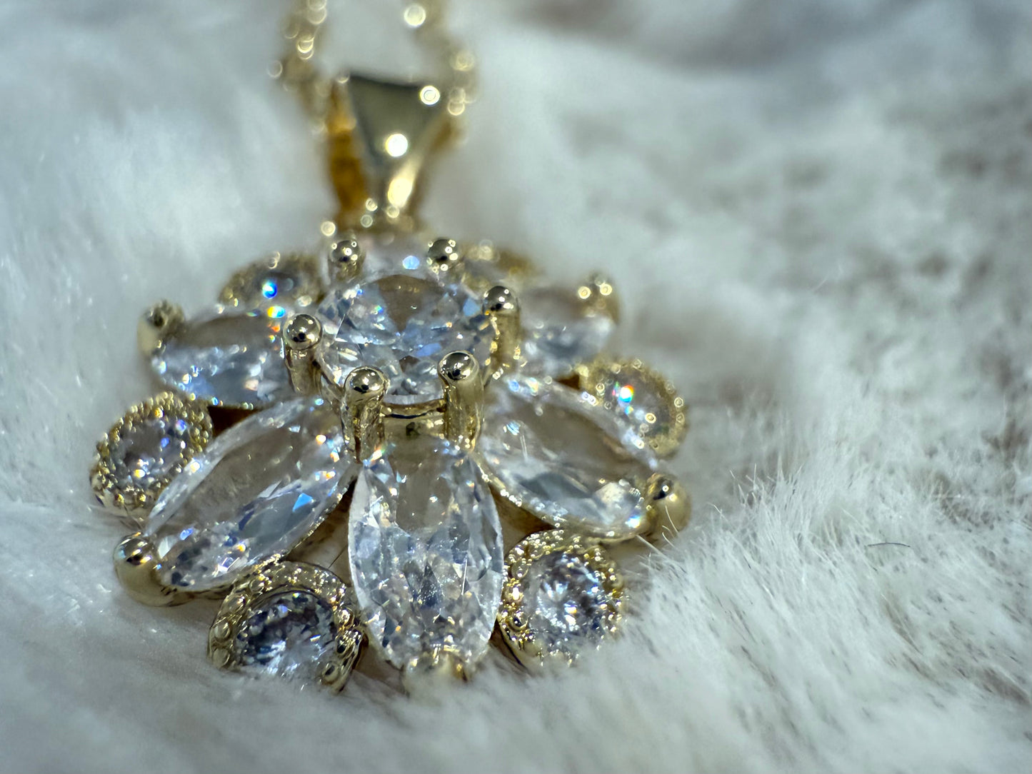 Cadena con Rosa de Circones 24 K